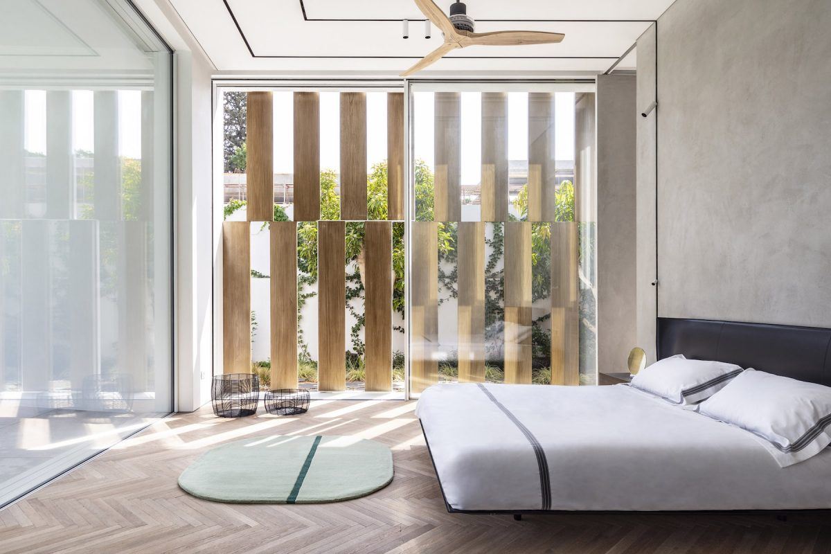 Private House גופי תאורה על קירות חדר השינה בעיצובו של דורי קמחי